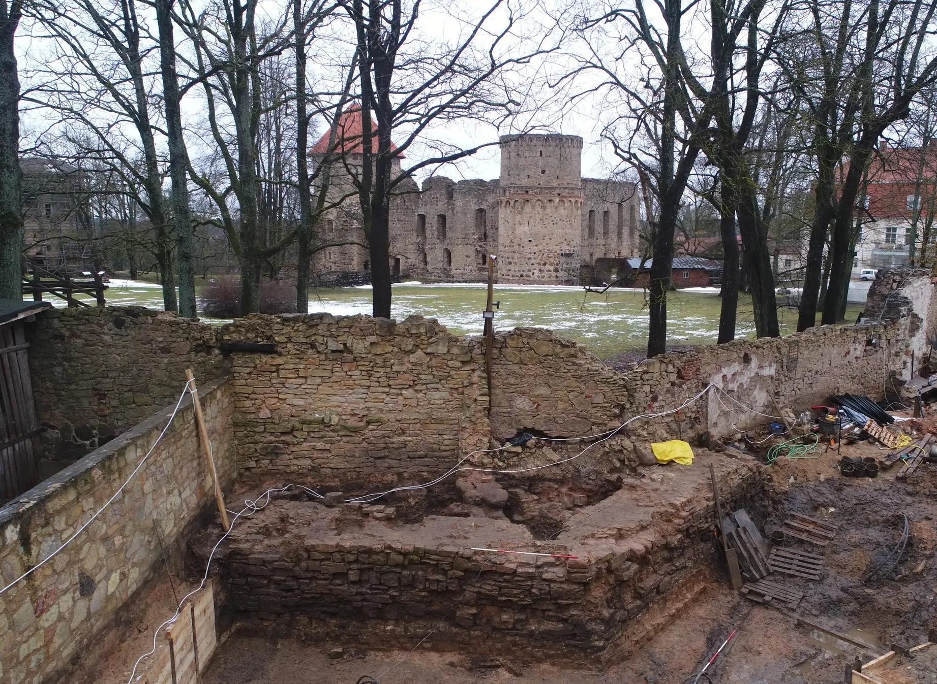 Archaeologists uncover defensive wall of medieval castle